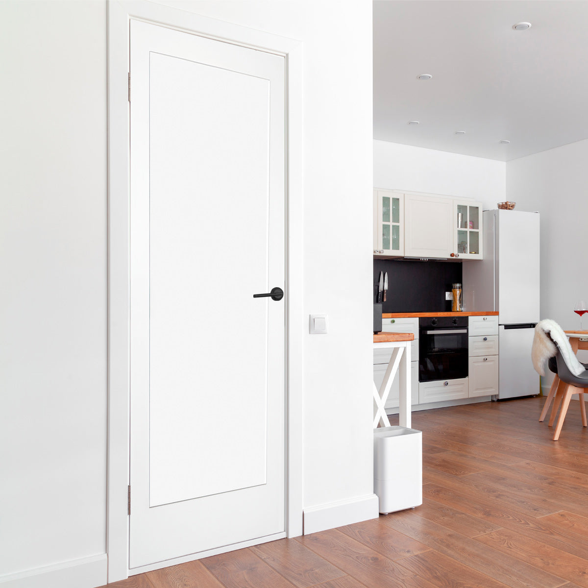 24 in x 80 in White 1-Panel Shaker Solid Core Primed MDF Prehung Interior Door with Black Hinges